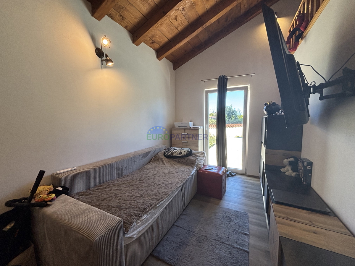 Kamnita hiša z vrtom v okolici Umaga