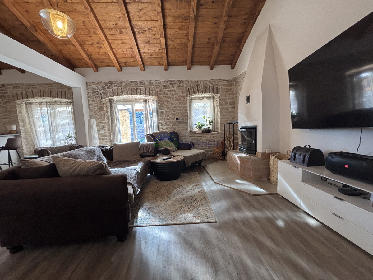 Kamnita hiša z vrtom v okolici Umaga