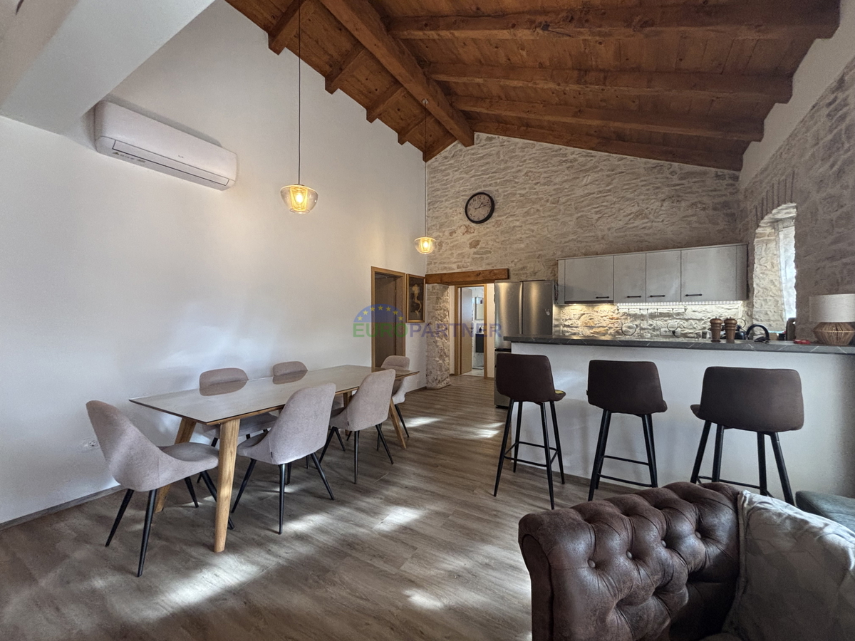 Kamnita hiša z vrtom v okolici Umaga