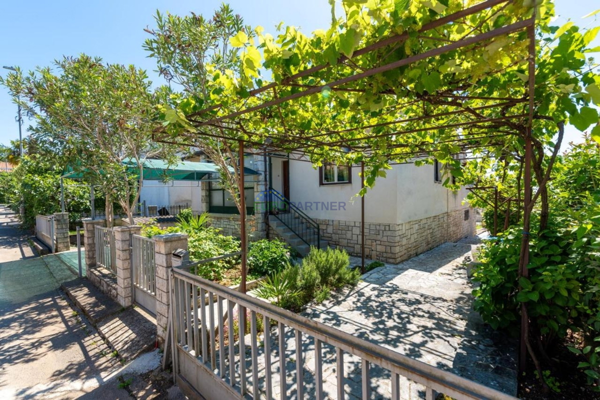 Istra, Poreč, hiša z dvema stanovanjema nedaleč od morja