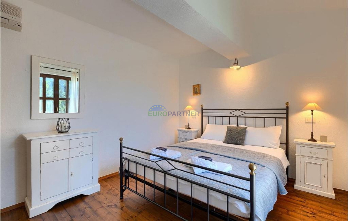 Kamnita vila na griču z razgledom na morje, Poreč, Istra