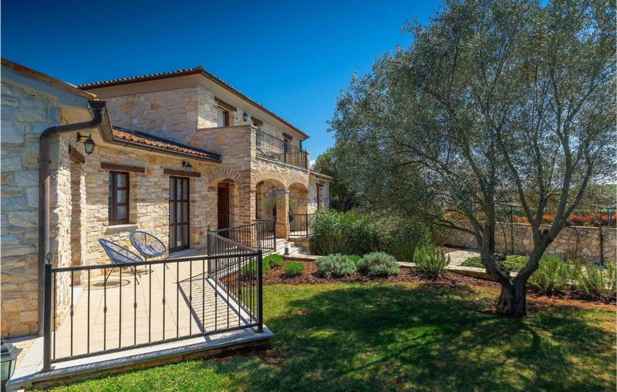 Kamnita vila na griču z razgledom na morje, Poreč, Istra