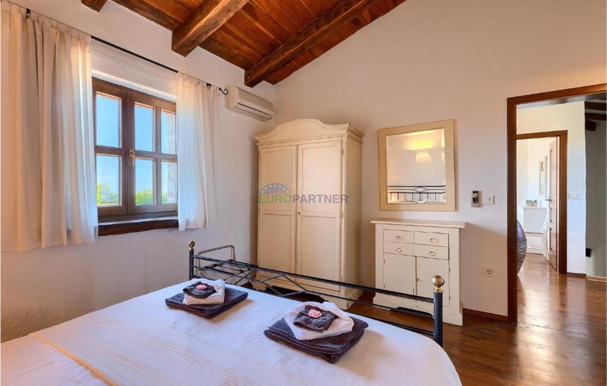 Kamnita vila na griču z razgledom na morje, Poreč, Istra