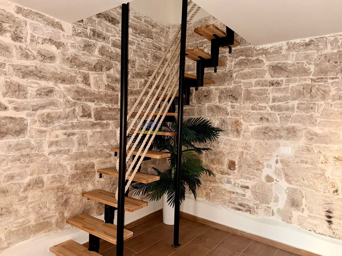 Obnovljena kamnita hiša v Tinjanu