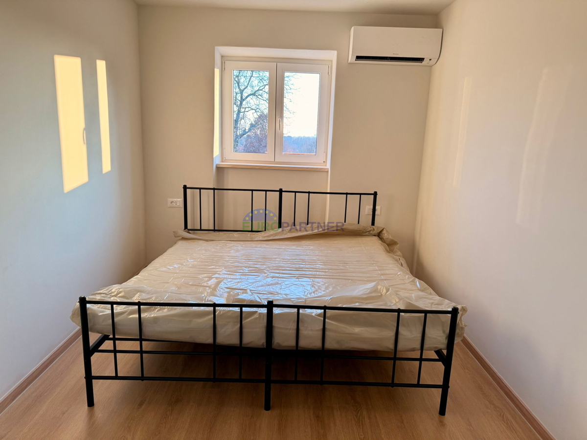 Obnovljena kamnita hiša v Tinjanu