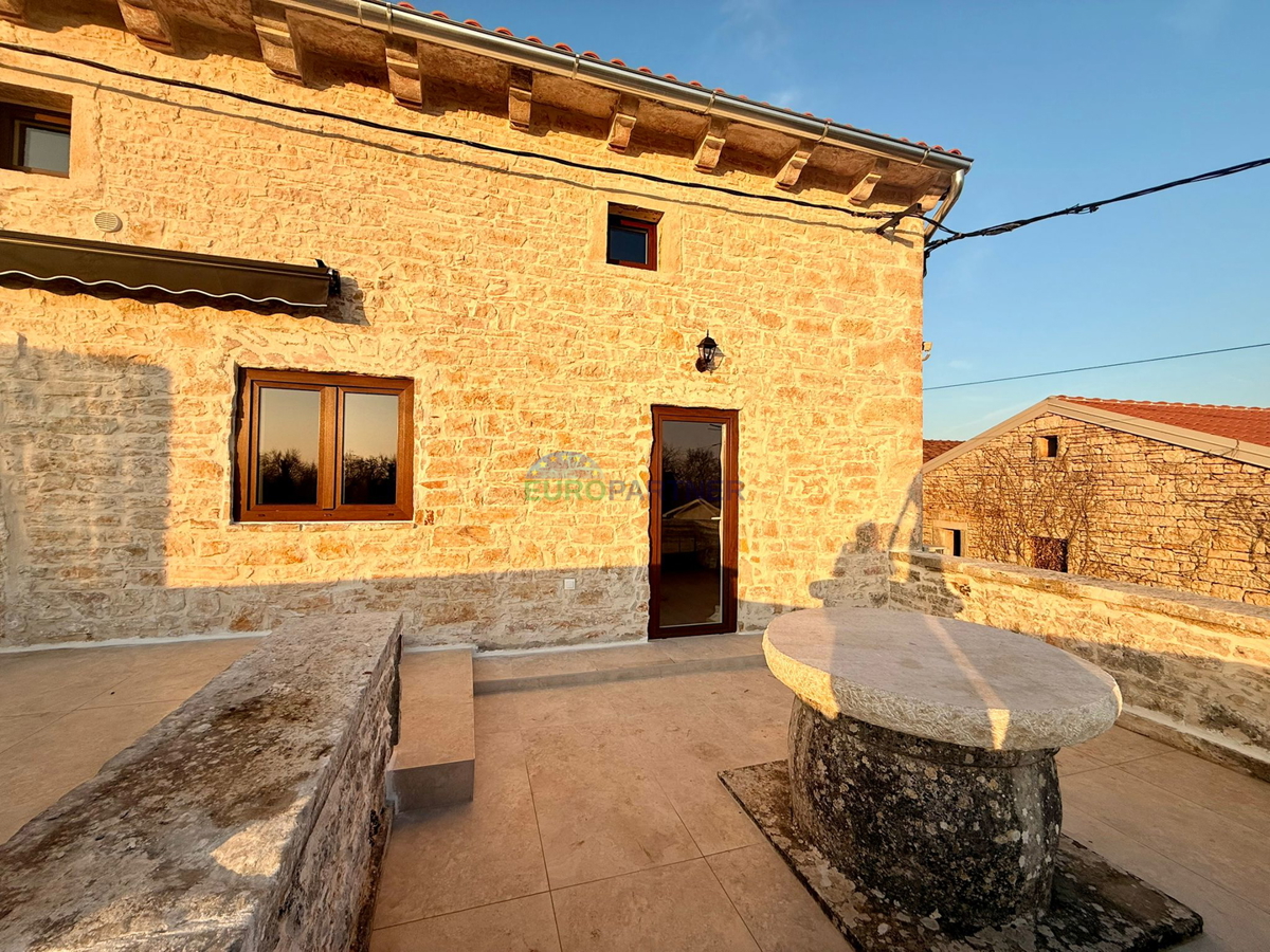 Obnovljena kamnita hiša v Tinjanu