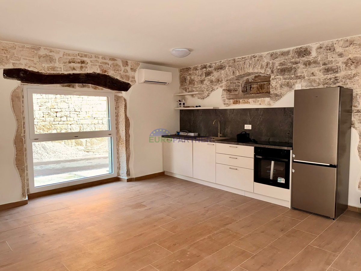 Obnovljena kamnita hiša v Tinjanu