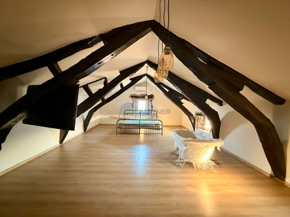 Obnovljena kamnita hiša v Tinjanu