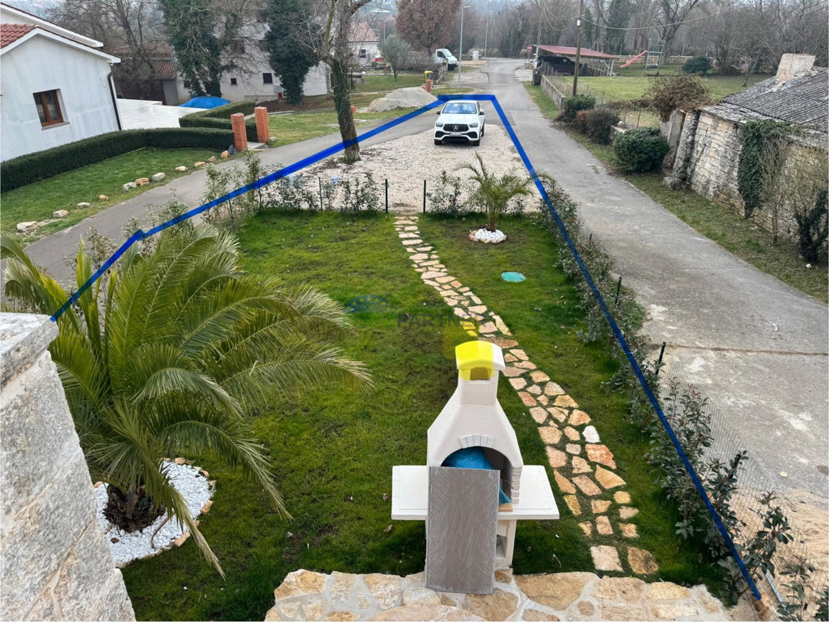 Obnovljena kamnita hiša v Tinjanu