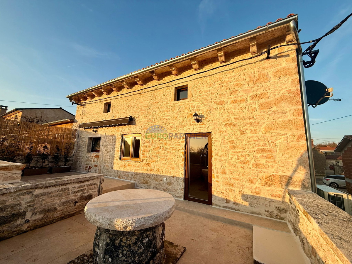 Obnovljena kamnita hiša v Tinjanu