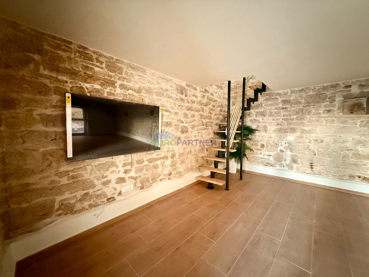 Obnovljena kamnita hiša v Tinjanu