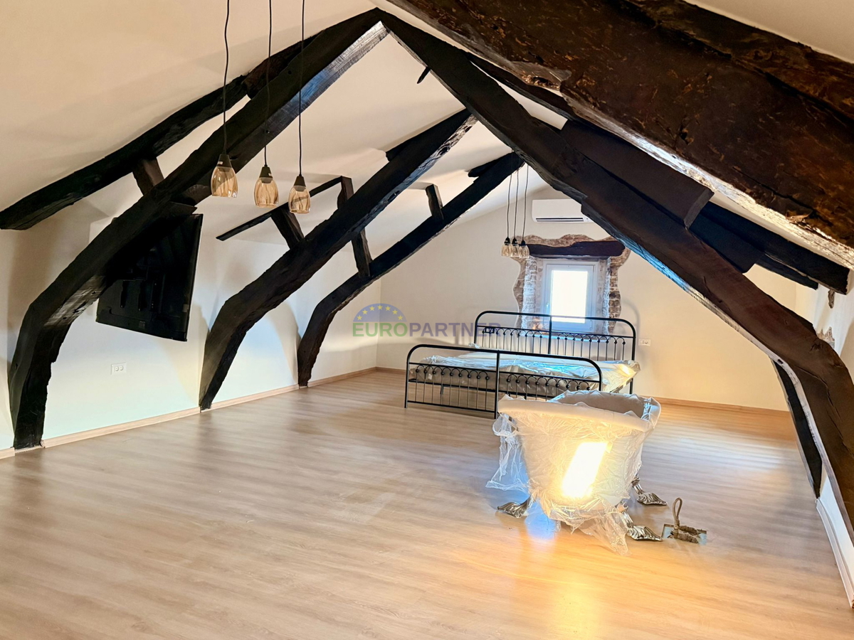 Obnovljena kamnita hiša v Tinjanu