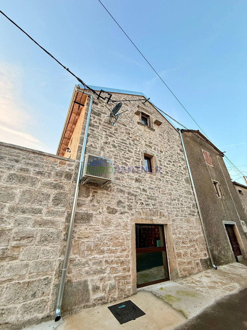 Obnovljena kamnita hiša v Tinjanu