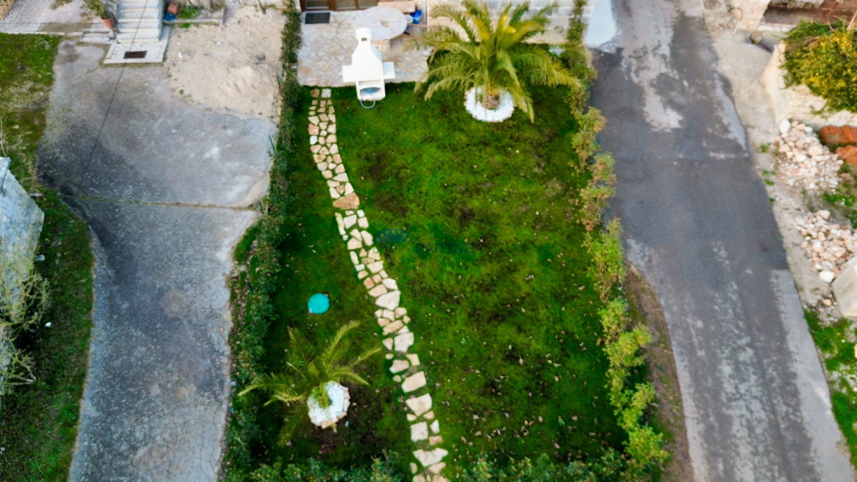 Obnovljena kamnita hiša v Tinjanu