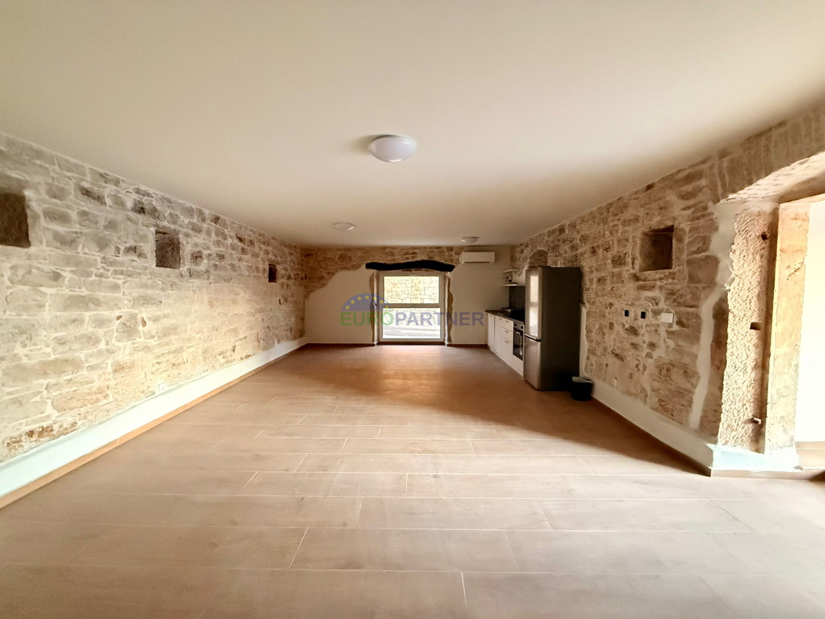 Obnovljena kamnita hiša v Tinjanu