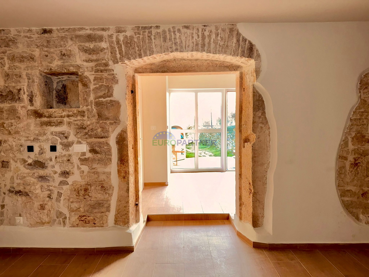 Obnovljena kamnita hiša v Tinjanu