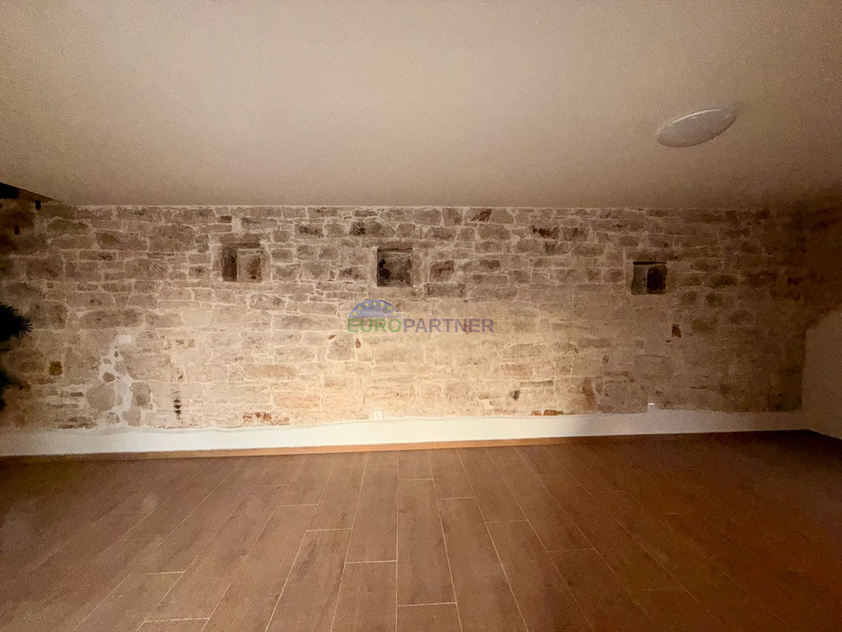 Obnovljena kamnita hiša v Tinjanu