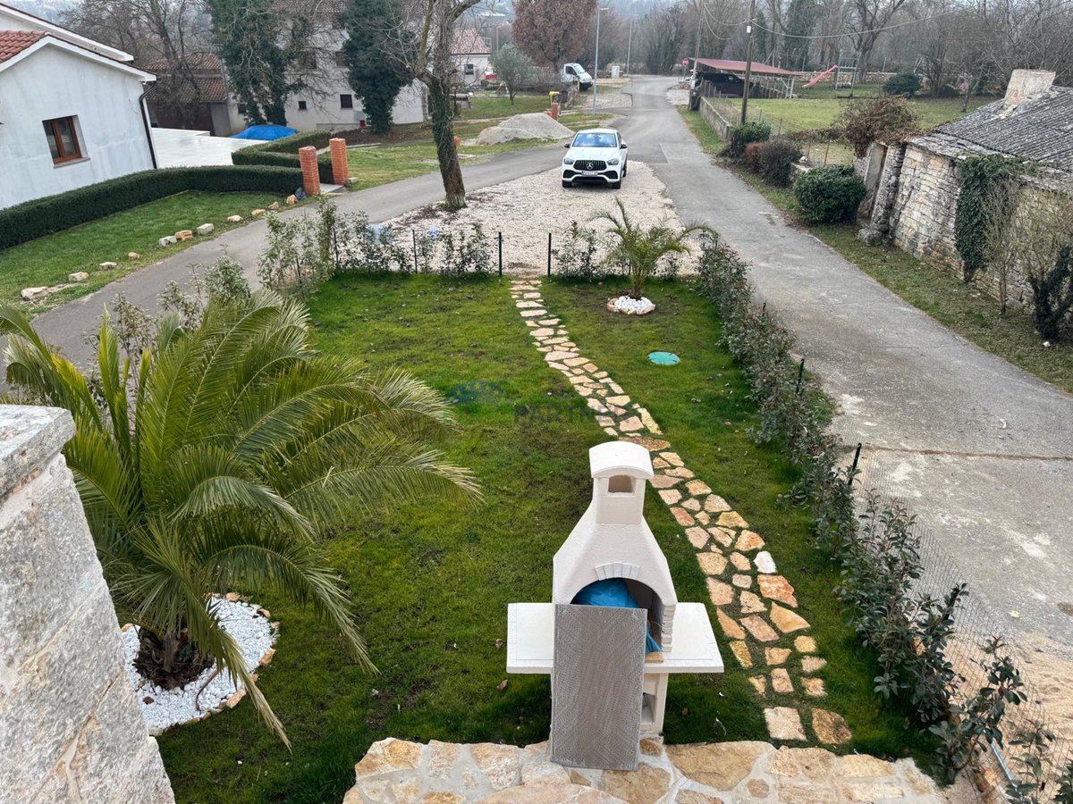 Obnovljena kamnita hiša v Tinjanu