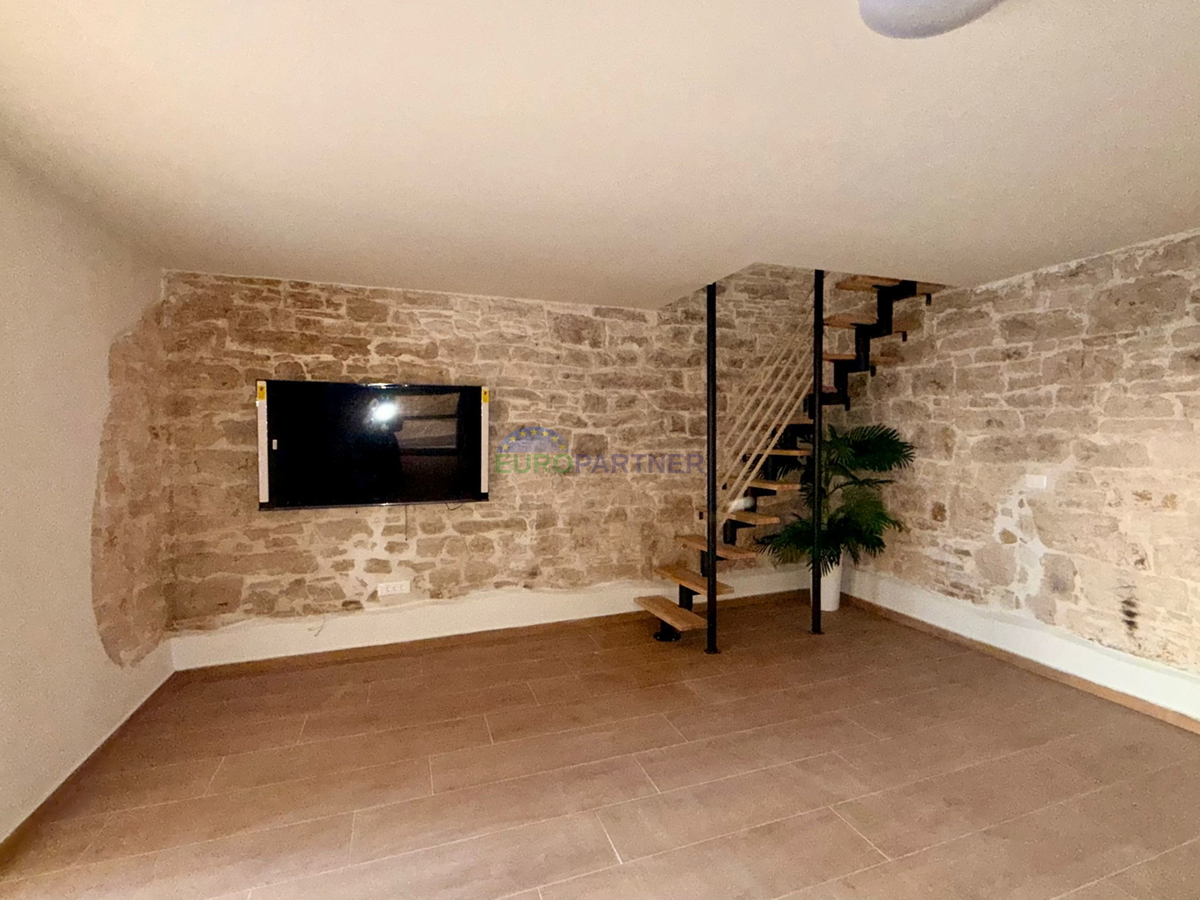 Obnovljena kamnita hiša v Tinjanu