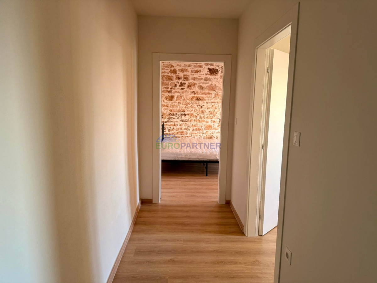 Obnovljena kamnita hiša v Tinjanu