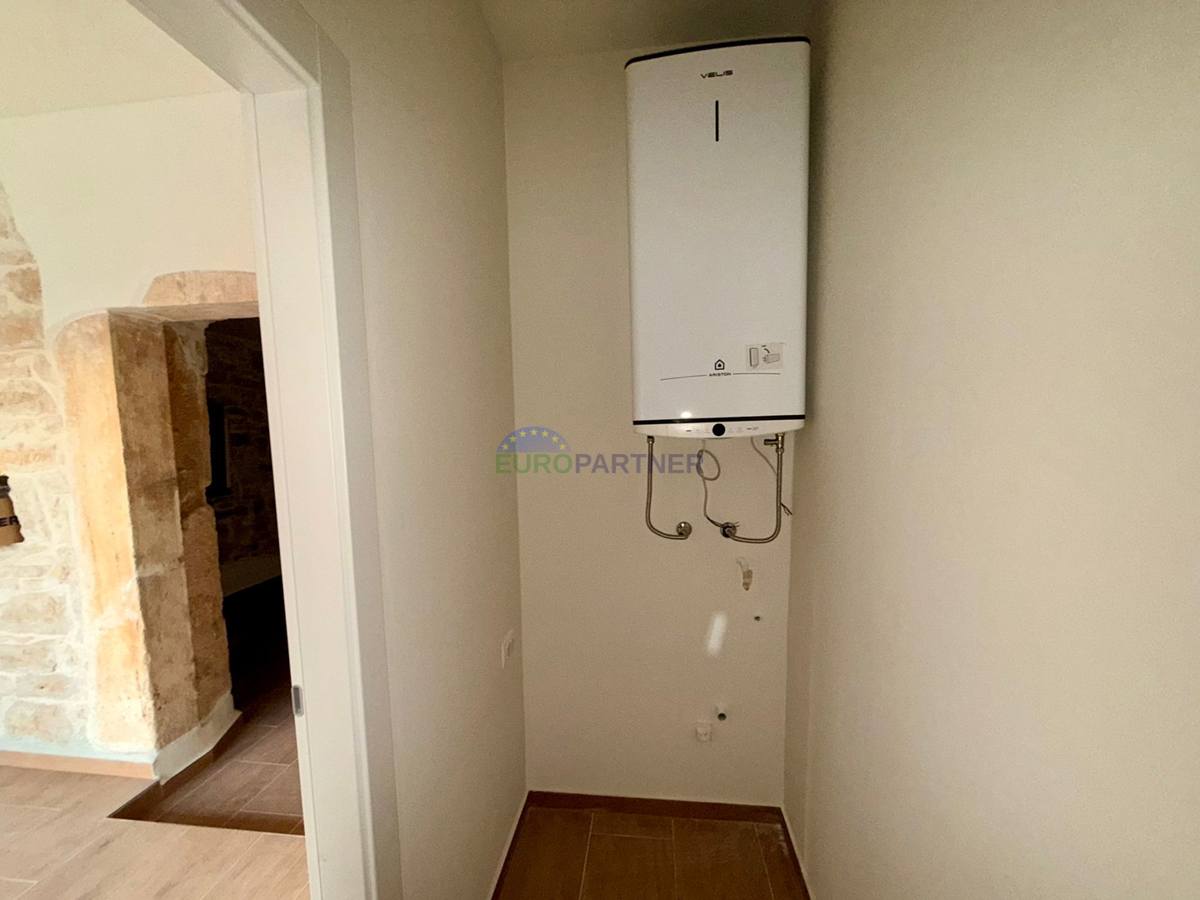 Obnovljena kamnita hiša v Tinjanu