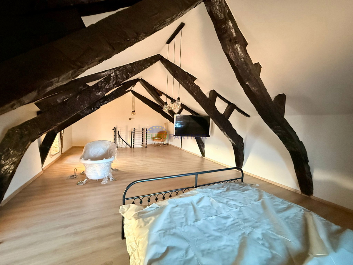 Obnovljena kamnita hiša v Tinjanu