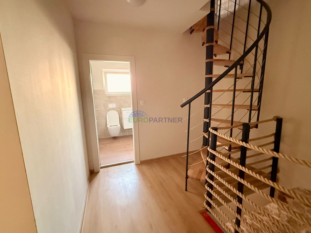 Obnovljena kamnita hiša v Tinjanu