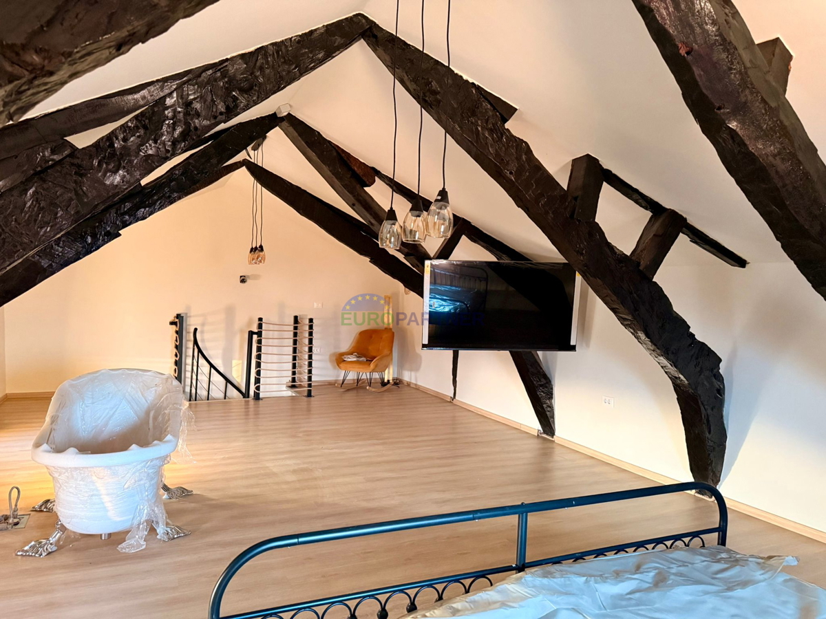 Obnovljena kamnita hiša v Tinjanu