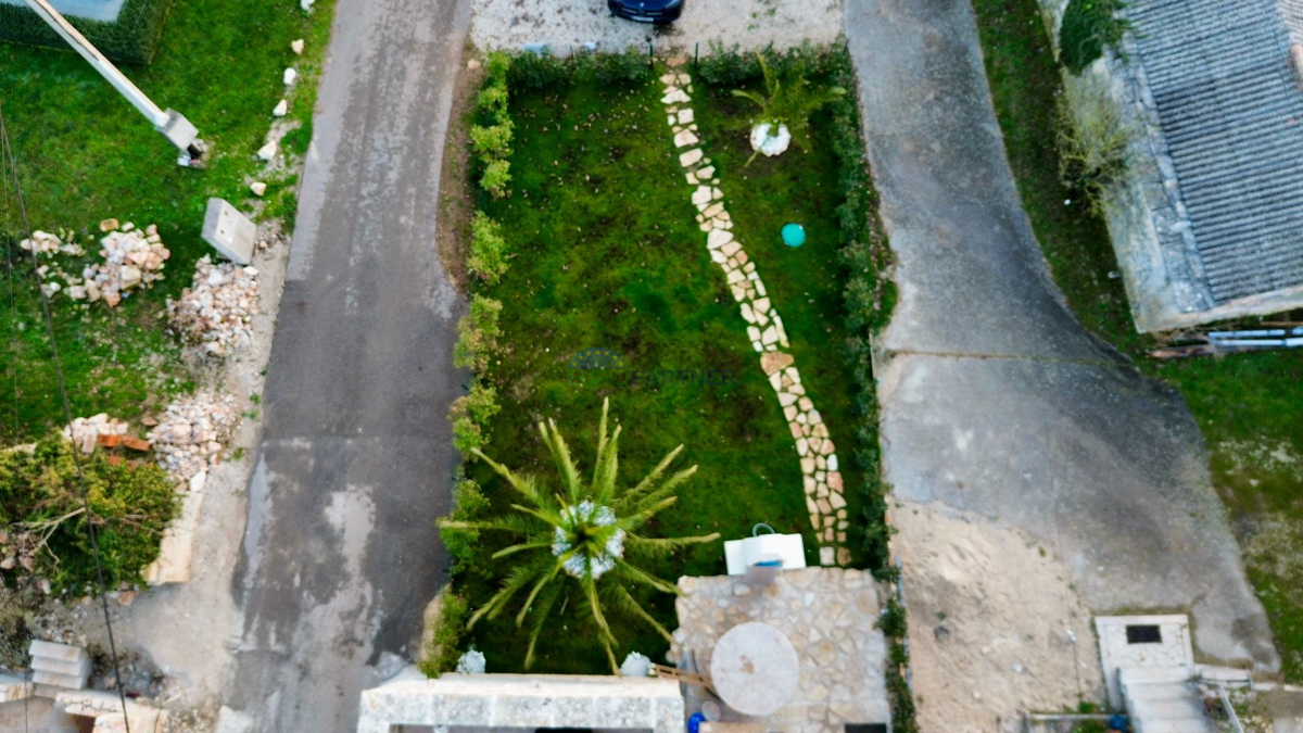 Obnovljena kamnita hiša v Tinjanu