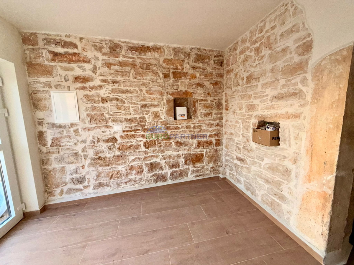 Obnovljena kamnita hiša v Tinjanu