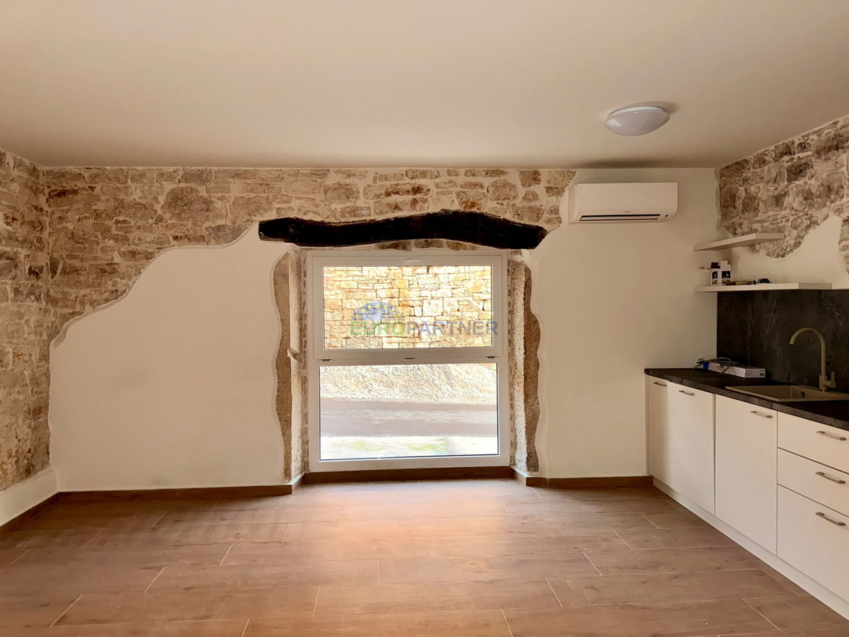 Obnovljena kamnita hiša v Tinjanu