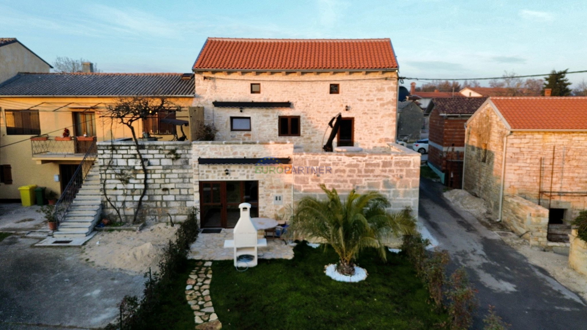 Obnovljena kamnita hiša v Tinjanu