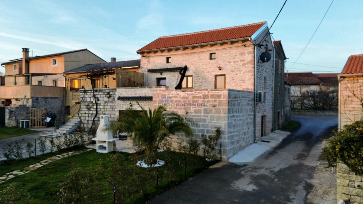 Obnovljena kamnita hiša v Tinjanu