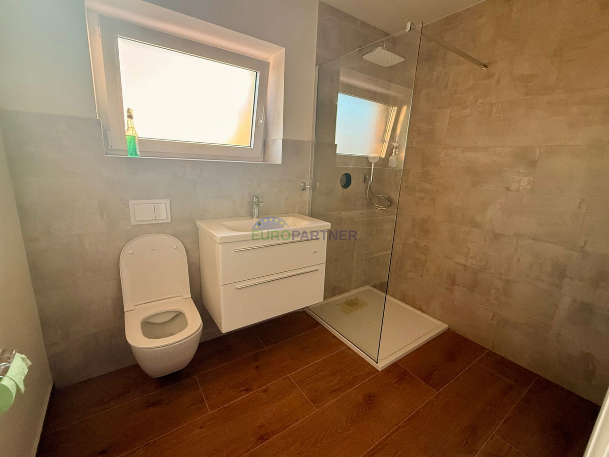 Obnovljena kamnita hiša v Tinjanu