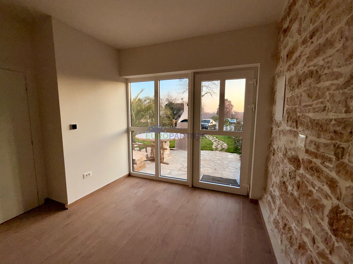 Obnovljena kamnita hiša v Tinjanu