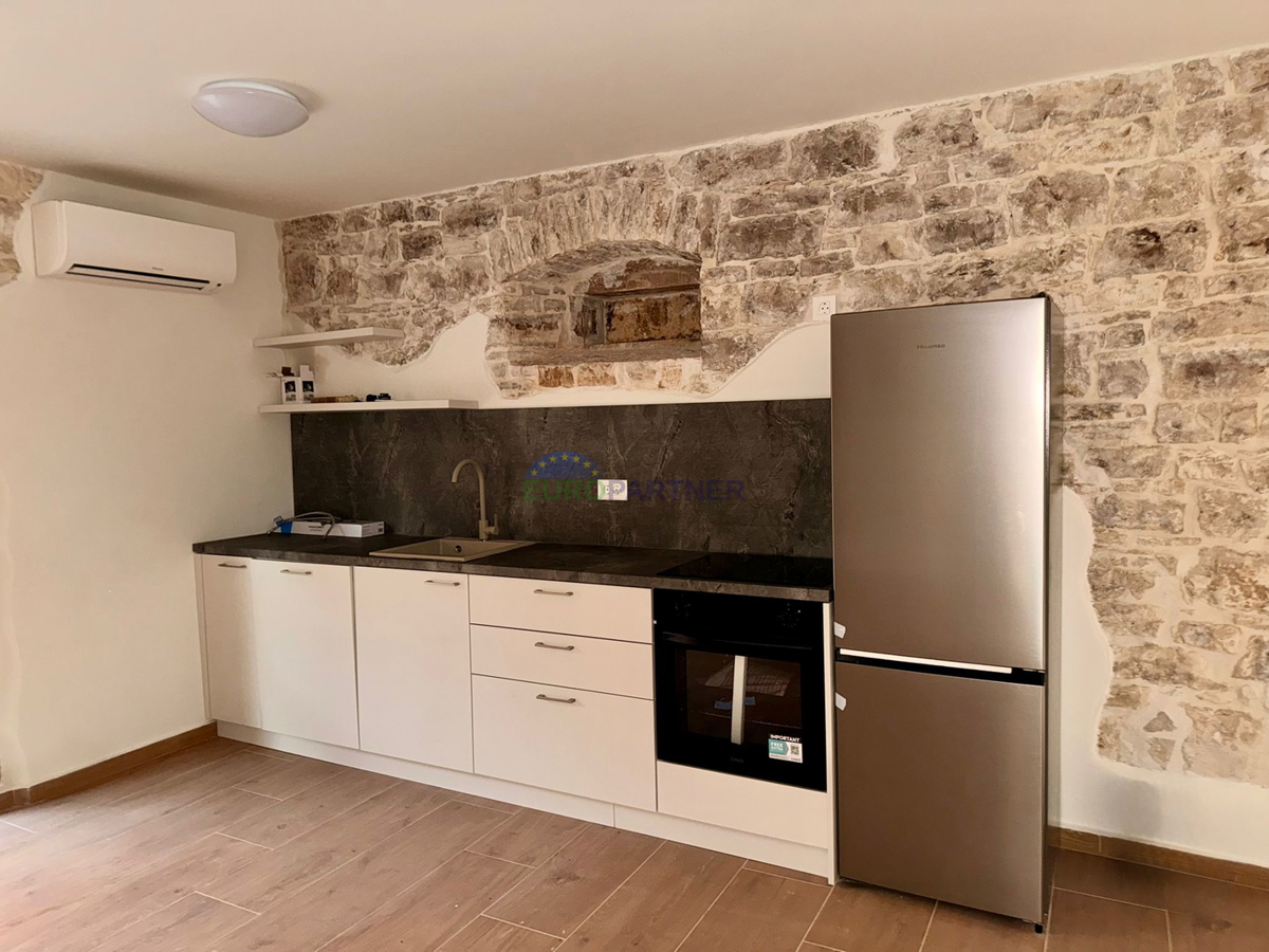 Obnovljena kamnita hiša v Tinjanu