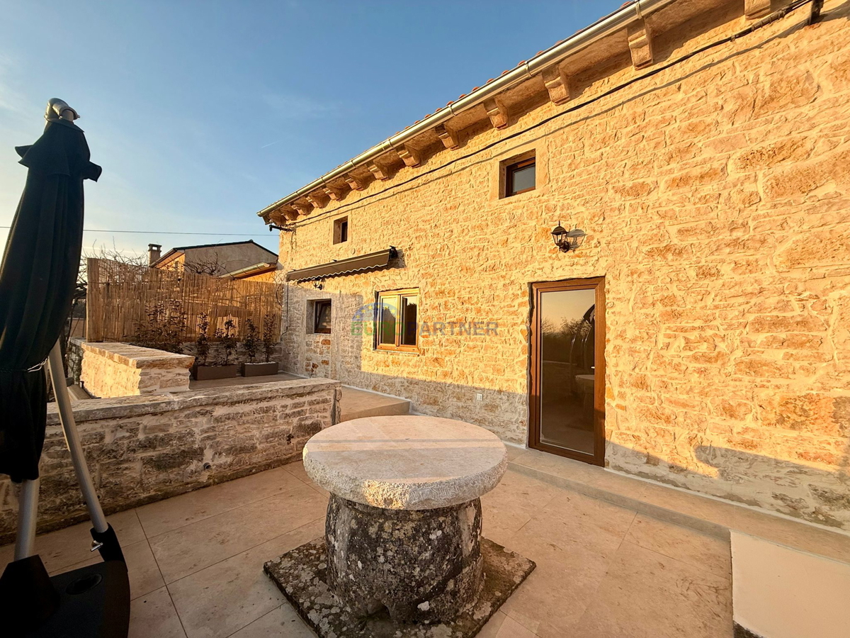 Obnovljena kamnita hiša v Tinjanu