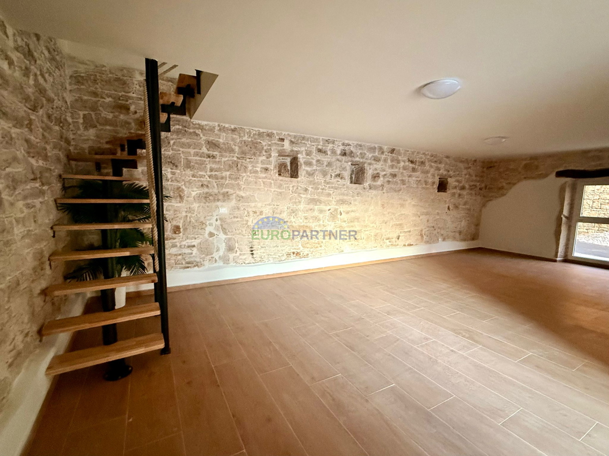 Obnovljena kamnita hiša v Tinjanu