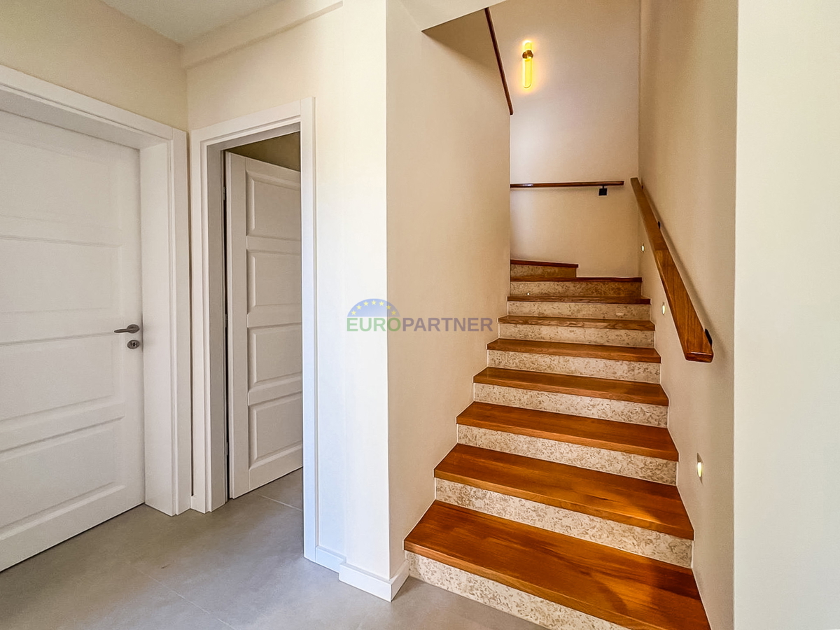 Moderna vila z bazenom, 5 km od Poreča