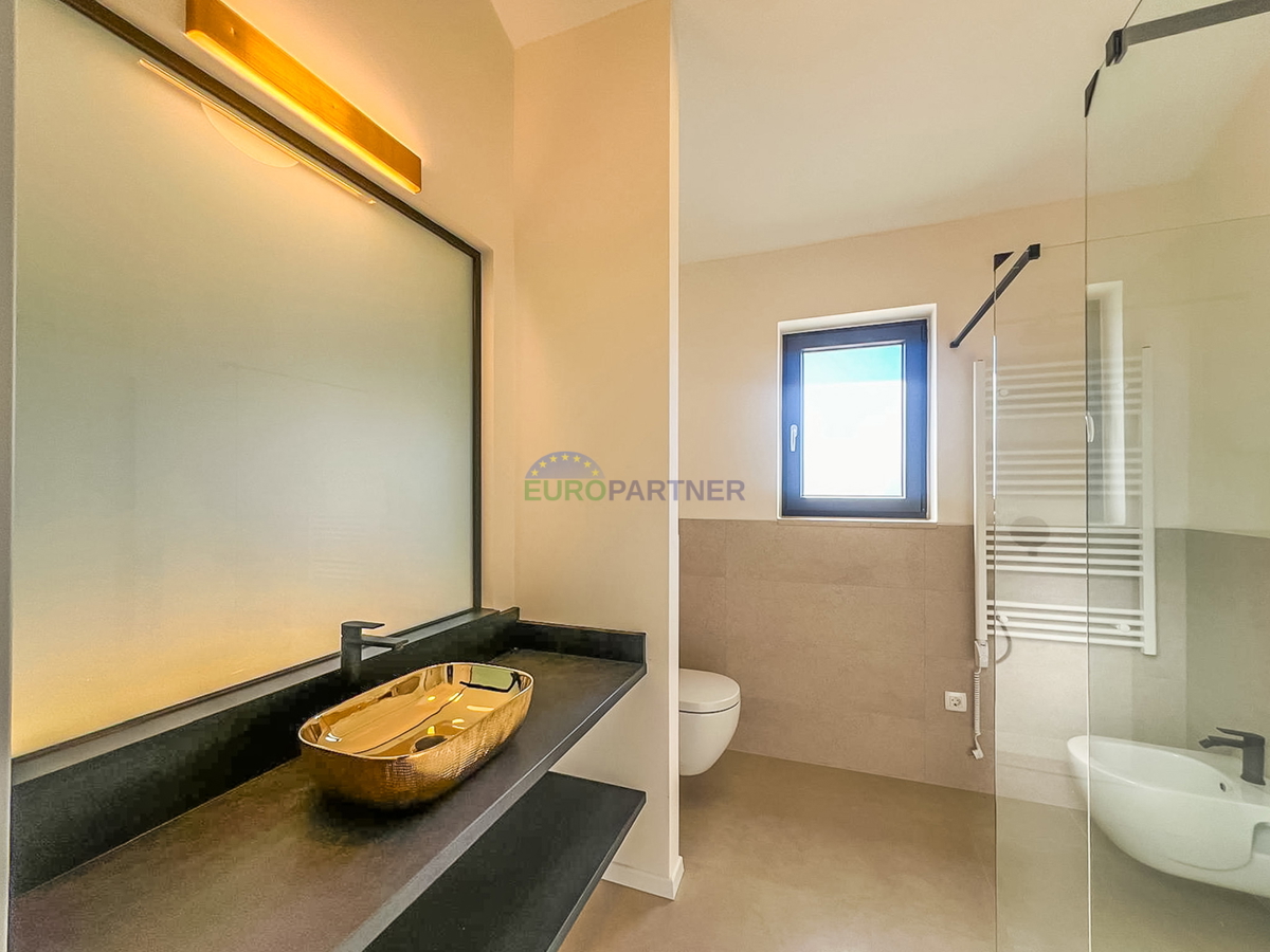 Moderna vila z bazenom, 5 km od Poreča