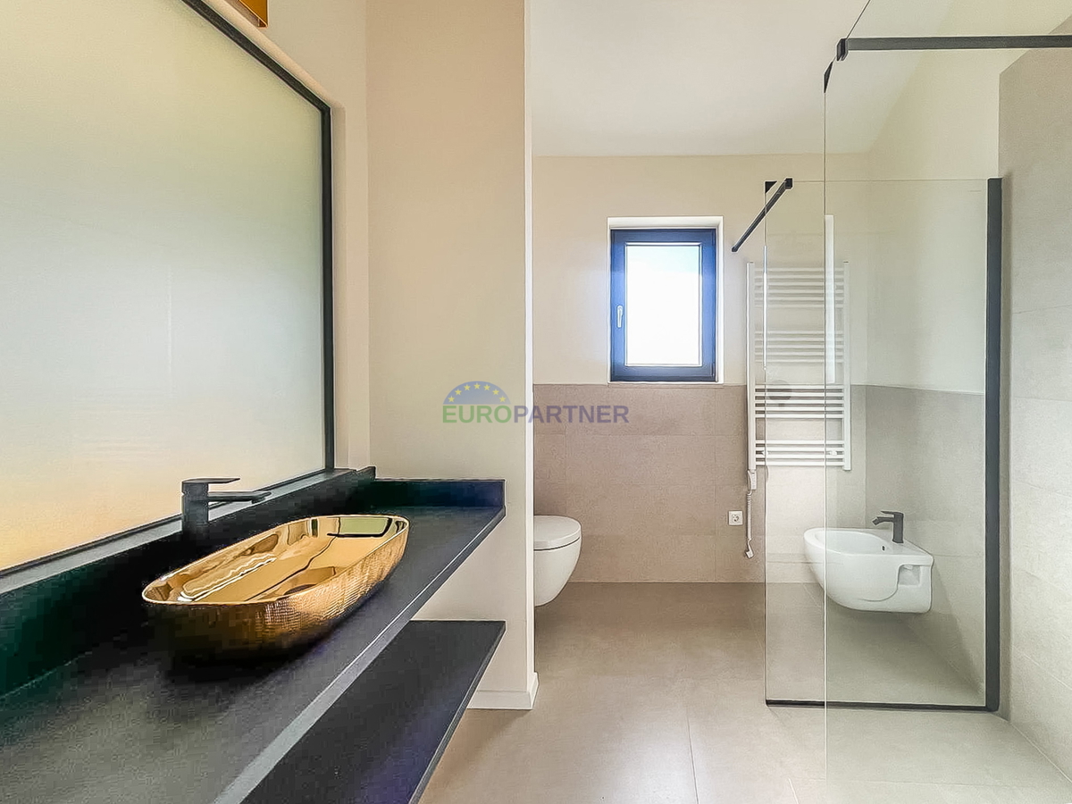 Moderna vila z bazenom, 5 km od Poreča