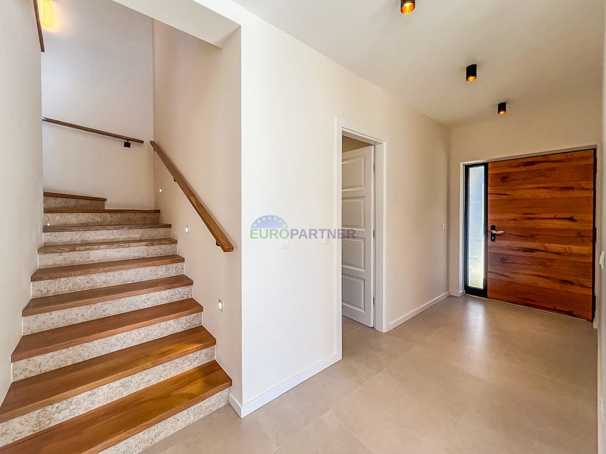 Moderna vila z bazenom, 5 km od Poreča