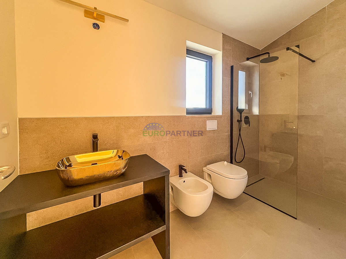 Moderna vila z bazenom, 5 km od Poreča