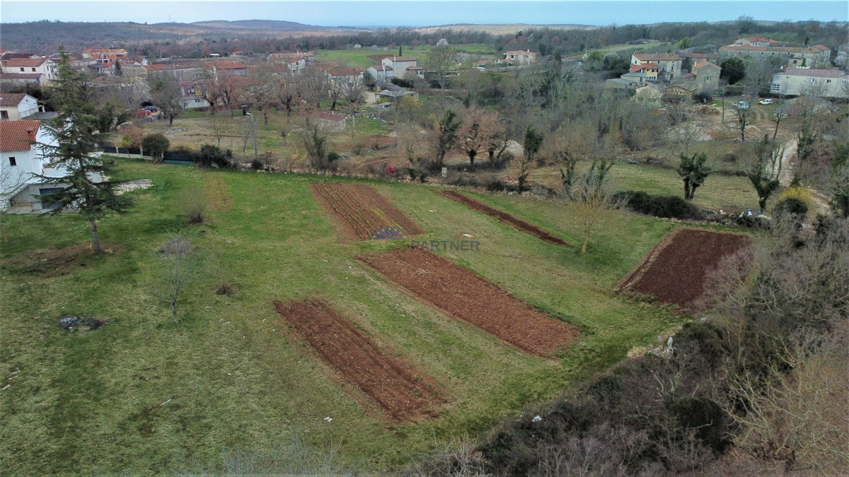 Čudovita parcela v bližini Višnjana!