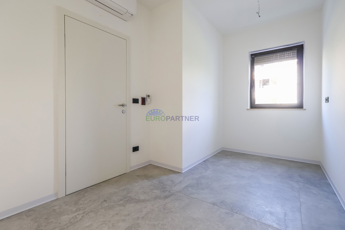 Stanovanje z vrtom, 900 m od morja, Poreč