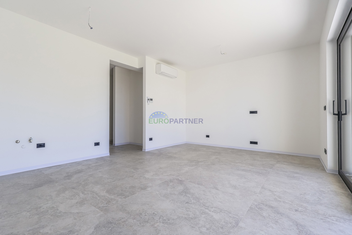 Stanovanje z vrtom, 900 m od morja, Poreč