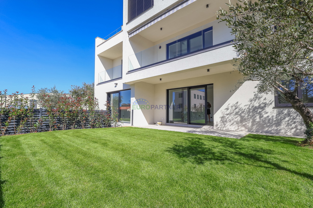 Stanovanje z vrtom, 900 m od morja, Poreč