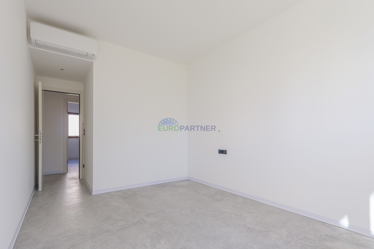 Stanovanje z vrtom, 900 m od morja, Poreč