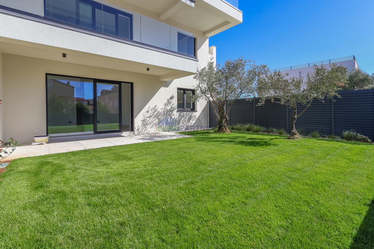 Stanovanje z vrtom, 900 m od morja, Poreč