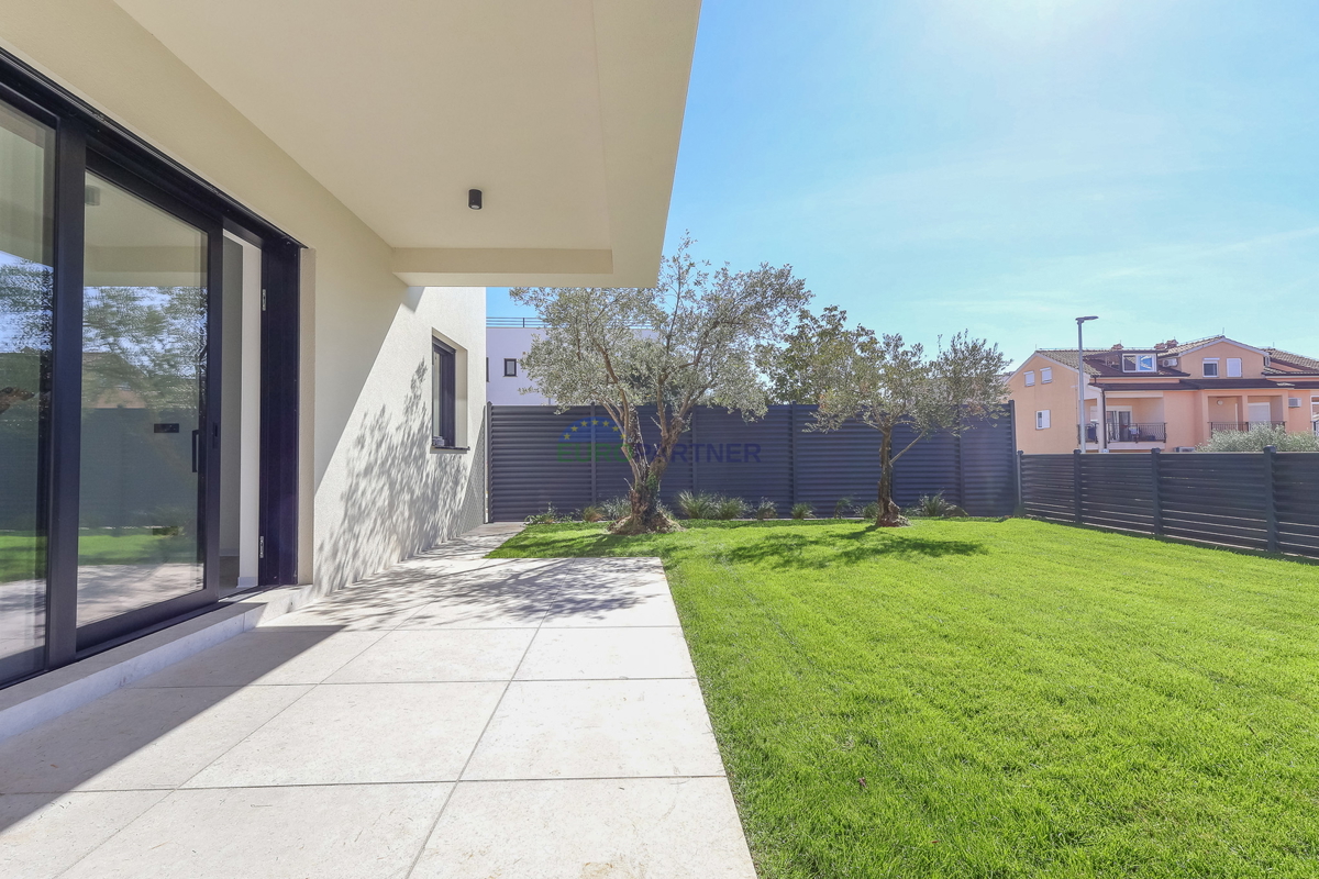 Stanovanje z vrtom, 900 m od morja, Poreč